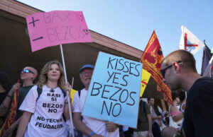 Os venezianos protestam contra o casamento de Bezos como batalhas da cidade que tem crise de chance Os venezianos protestam contra o casamento de Bezos como batalhas da cidade que tem crise de chance