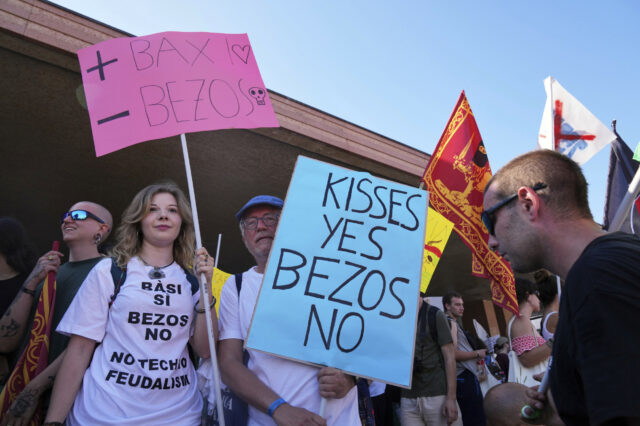 Os venezianos protestam contra o casamento de Bezos como batalhas da cidade que tem crise de chance

