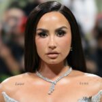 Os vestidos de dama de Dema Lovato custam US $ 120: encontramos um aspecto semelhante para menos