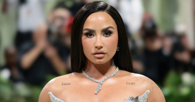 Os vestidos de dama de Dema Lovato custam US $ 120: encontramos um aspecto semelhante para menos

