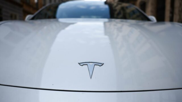 Os vídeos mostram que Tesla parece estar violando a robotaxia para violar as leis de trânsito em Austin

