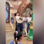 Os visitantes da Disneyland China pegou na câmera que bate em uma aparente disputa sobre o corte da linha
