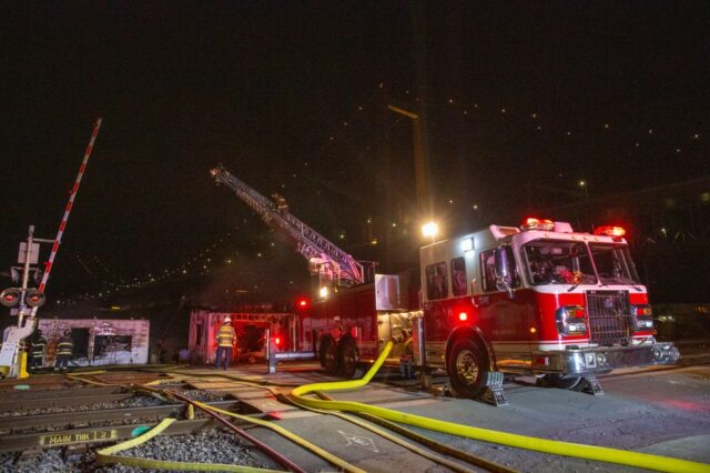 Overnight East Bay Bay Wildfire queima seis de manhã

