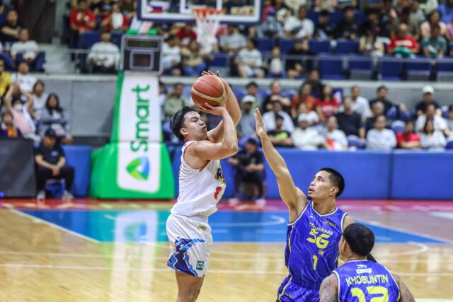 Anton Asistio de pintores de chuva ou brilho Elasto durante as semifinais da Copa do PBA Filipin contra o TNT Tropang 5G.