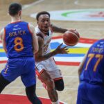 Durante a partida da PBA Filipin Cup contra o Llex Road Warriors, Calvin Abueva, de Northport Batang Pier