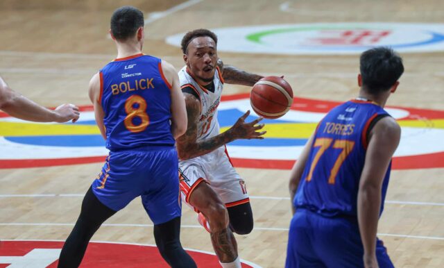 Durante a partida da PBA Filipin Cup contra o Llex Road Warriors, Calvin Abueva, de Northport Batang Pier