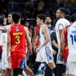 Calvin oftana e TNT Tropang Giga celebram as semifinais da PBA Filipin Cup após a chuva ou os pintores de elasto brilhante.