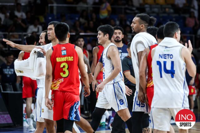 Calvin oftana e TNT Tropang Giga celebram as semifinais da PBA Filipin Cup após a chuva ou os pintores de elasto brilhante.