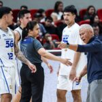 O TNT Tropang 5G Aries Chot Reyes está discutindo com os funcionários do jogo durante as quartas de final da PBA Philippine Cup contra o Magnolia Hotshots.
