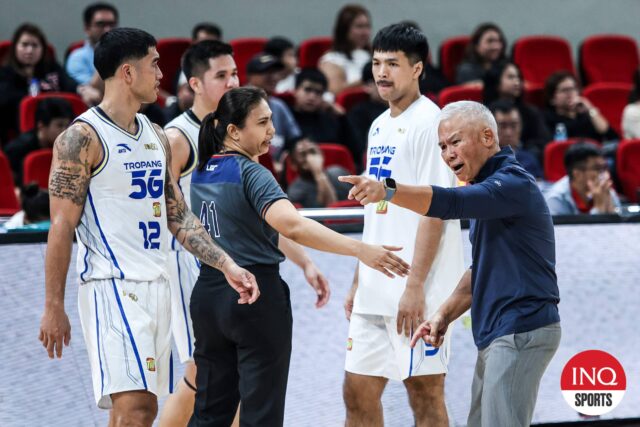 O TNT Tropang 5G Aries Chot Reyes está discutindo com os funcionários do jogo durante as quartas de final da PBA Philippine Cup contra o Magnolia Hotshots.