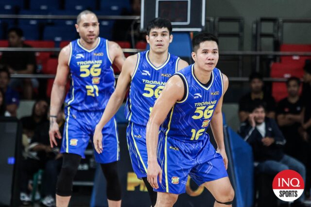 Durante as quartas de final da PBA Filipin Cup contra o Magnolia Hotshots, Kelly Williams, da TNT Tropang Giga, Calvin Ofana e Roger Pogoy.