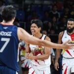 Don Trollono, de San Miguel Beermen, durante a partida da PBA Filippine Cup contra Meralco Bolts.