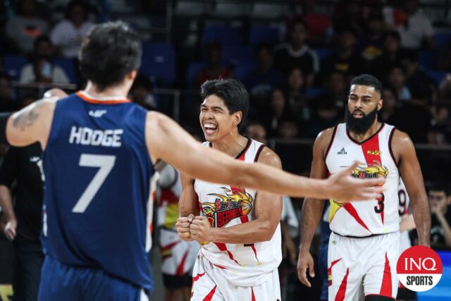 Don Trollono, de San Miguel Beermen, durante a partida da PBA Filippine Cup contra Meralco Bolts.