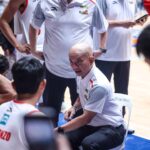 Rain ou brilho Elastopainter Treinador durante a tia da Copa das Filipinas do PBA Guiao.