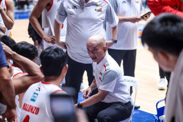 Rain ou brilho Elastopainter Treinador durante a tia da Copa das Filipinas do PBA Guiao.