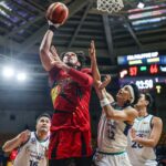 O Mar Fajardo, de June Fajardo, de San Miguel Beemenmen, ocorre durante uma partida da PBA Philippine Cup contra o Converge Fiberxers.