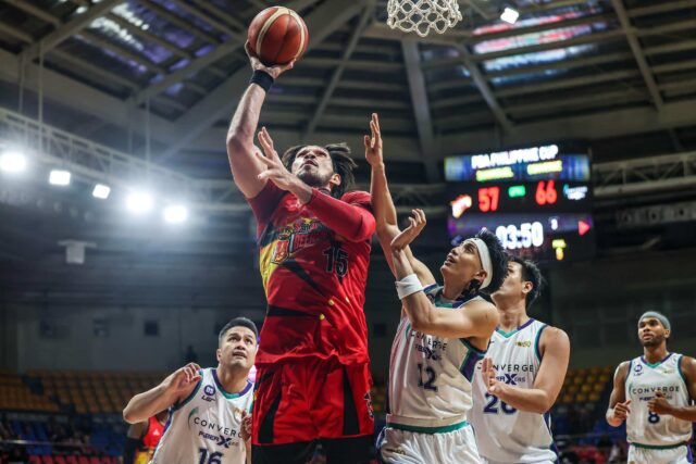 O Mar Fajardo, de June Fajardo, de San Miguel Beemenmen, ocorre durante uma partida da PBA Philippine Cup contra o Converge Fiberxers.