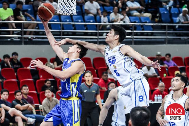 William Navarro vai para a cesta e um chute de Calvin oftan durante o quarto de Filipin Cup, que o PBA Filipin Cup.