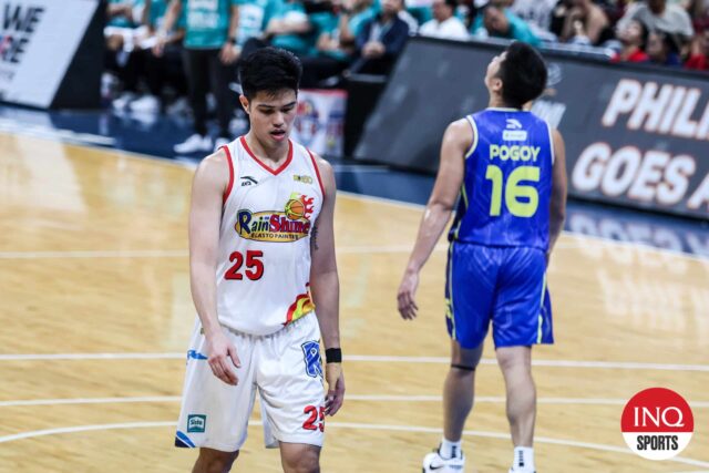 Leonard Santilla PBA durante a Copa das Filipinas, o jogo entre os pintores de Rain ou Shine Elasto e TNT Tropang 5G.
