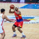 Jason Perkins, do Phoenix Fuel Masters, está em uma partida da PBA Filipin Cup contra o Northpot Batang Pier.