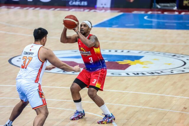 Jason Perkins, do Phoenix Fuel Masters, está em uma partida da PBA Filipin Cup contra o Northpot Batang Pier.