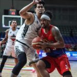Jason Perkins, da Phoenix Fuel Masters, uma Copa das Filipinas do PBA contra o Blackwater Bossing durante Gane.