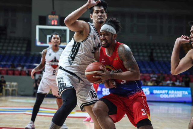 Jason Perkins, da Phoenix Fuel Masters, uma Copa das Filipinas do PBA contra o Blackwater Bossing durante Gane.