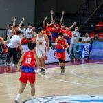 O Banco de Masters de Fuel Phoenix comemora após a cesta de RJ Jazul na partida da PBA Philipin Cup.