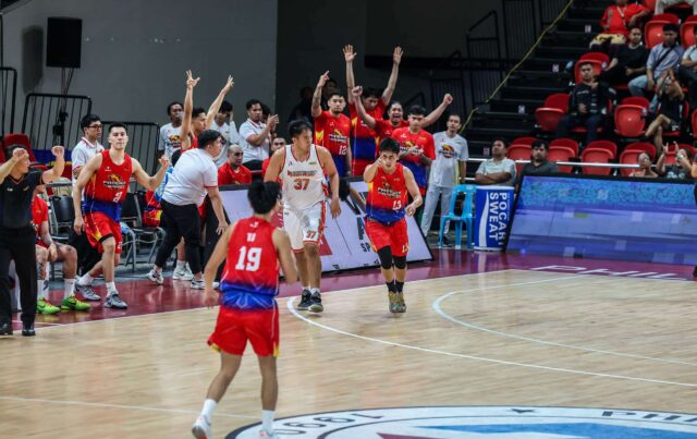 O Banco de Masters de Fuel Phoenix comemora após a cesta de RJ Jazul na partida da PBA Philipin Cup.