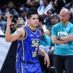 Roger Pogoy, do TNT Tropang 5G, 2025 PBA Filippine Cup Rain ou semifinais contra os pintores do Elasto.