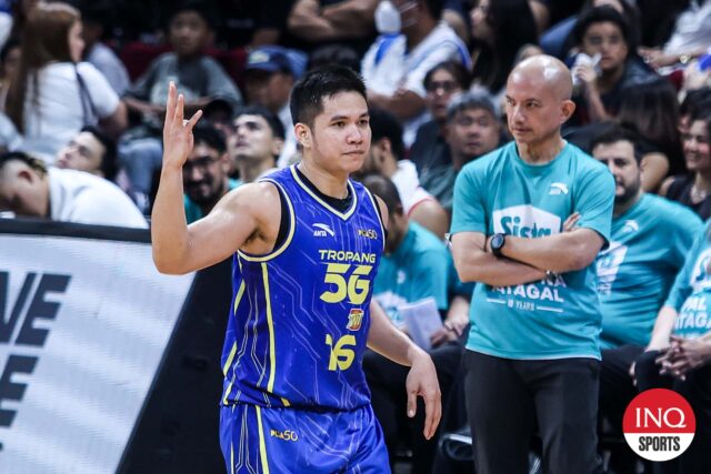 Roger Pogoy, do TNT Tropang 5G, 2025 PBA Filippine Cup Rain ou semifinais contra os pintores do Elasto.