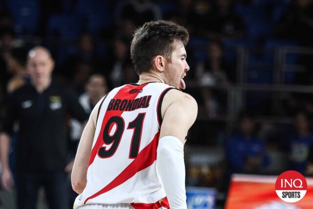 Rodney Brondial, de San Miguel Beermen, um quarto de final da PBA Filipin Cup contra Bolts Meralco.