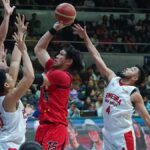 June Mar Fajardo (bola), uma ligeira lágrima no músculo da panturrilha não permite que Beermen o impeça de liderar a oferta de ligação em série. —AGUTA DELA CRUZ