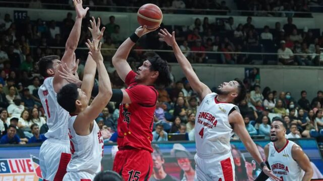 June Mar Fajardo (bola), uma ligeira lágrima no músculo da panturrilha não permite que Beermen o impeça de liderar a oferta de ligação em série. —AGUTA DELA CRUZ