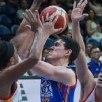Robert Bolick (Withball) Phoenix ainda está sob pressão por todo o jogo, mas ainda escapa com 20 pontos. —AGUTA DELA CRUZ