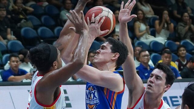 Robert Bolick (Withball) Phoenix ainda está sob pressão por todo o jogo, mas ainda escapa com 20 pontos. —AGUTA DELA CRUZ