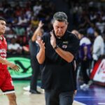 O técnico do Barangay Ginebra Gin Kings, Tim Cone, um quarto da PBA Philippine Cup, que está jogando contra o Converge Fiberxers.