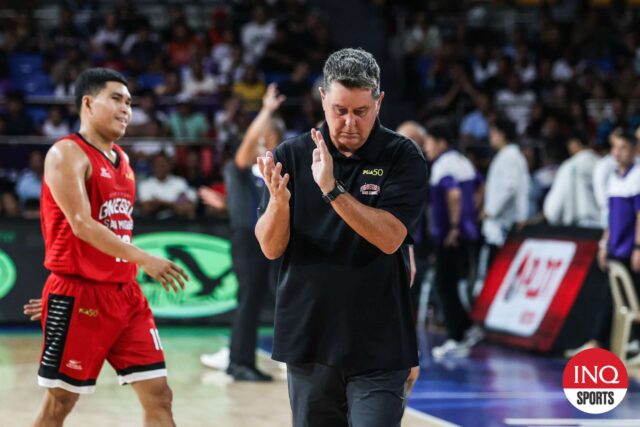 O técnico do Barangay Ginebra Gin Kings, Tim Cone, um quarto da PBA Philippine Cup, que está jogando contra o Converge Fiberxers.