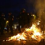 Pelo menos 426 pessoas foram presas por violência relacionada ao futebol e saques na capital francesa quando