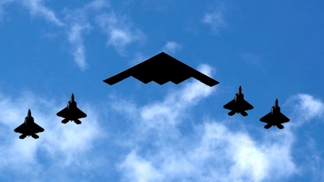 Parece que os bombardeiros B-2 estão em movimento do relógio, enquanto Trump espera na Casa Branca

