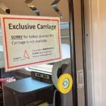 Uma placa em uma porta de carruagem para um trem anterior naquele dia lido