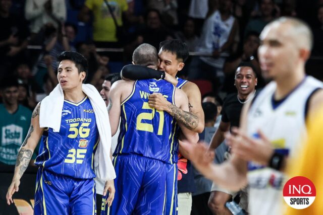 Kelly Williams e TNT Tropang Giga comemoram depois de eliminar os Magnolia Hotshots e render a doca semi -final da Copa do PBA Philipin