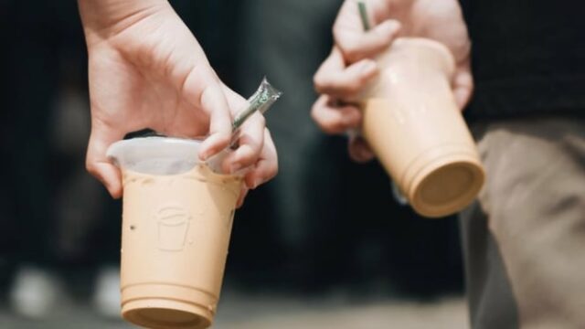 Pequenos pontos de venda e raramente dão descontos, revelaram por que o café tuku está sempre cheio

