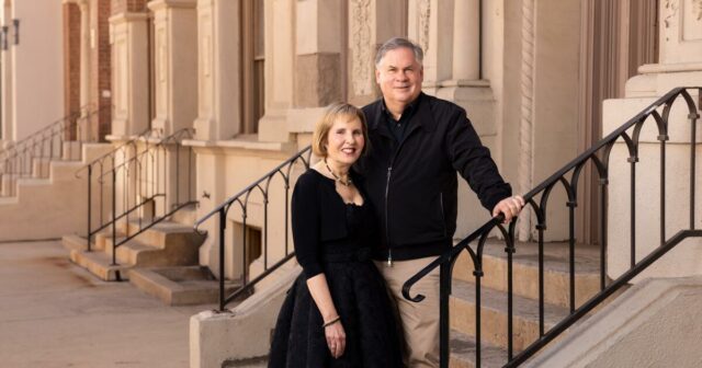 Por que os criadores de 'Elsbeth' Robert e Michelle King ainda olham diariamente? Todos

