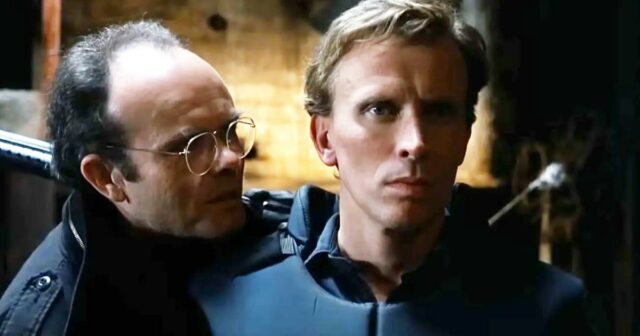Dois clones olham para 'Mickey 17.'
