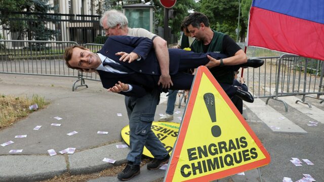 Presidente francês Emmanuel Macron Wax roubado por ativistas do Greenpeace

