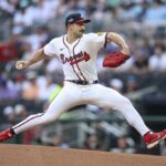 Spencer Strider #99 dos campos de Atlanta Braves na primeira rodada da partida contra o Colorado Rockies no Trist Park, em 14 de junho de 2025 em Atlanta, na Geórgia.