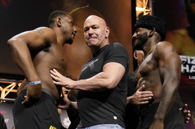 Jamahal Hill trabalha para fãs e mídia durante o treinamento aberto do UFC Fight Night na Dinamo Square em 18 de junho de 2025 em Baku, Azerbaijão.
