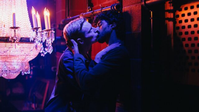 "Prince PEGOT" da Broadway Review: uma das melhores peças de recreação é o retrato da família real da família Royal

