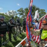 West Palm Beach, Flórida-14 de junho: Demonstrantes marcam perto do presidente Donald Trump Mar-A-Lago Home durante um